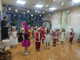 Новогодние утренники в детском саду Новогодние утренники в детском саду.